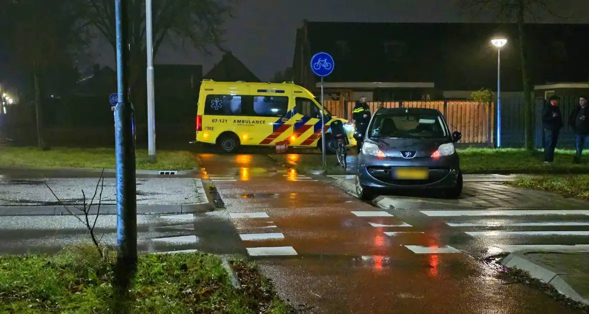 Fietser door auto geschept op rotonde