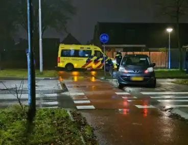 Fietser door auto geschept op rotonde