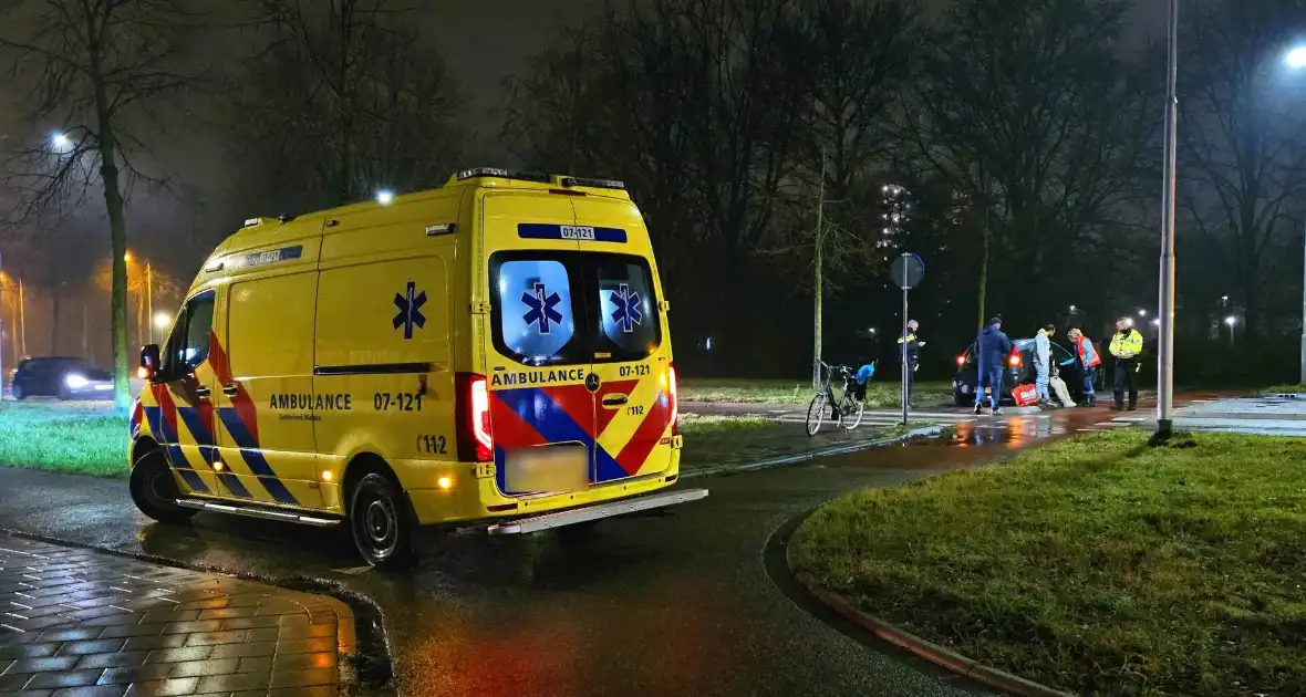 Fietser door auto geschept op rotonde - Foto 1