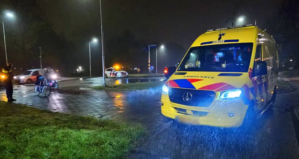 Fietser door auto geschept op rotonde - Foto 2