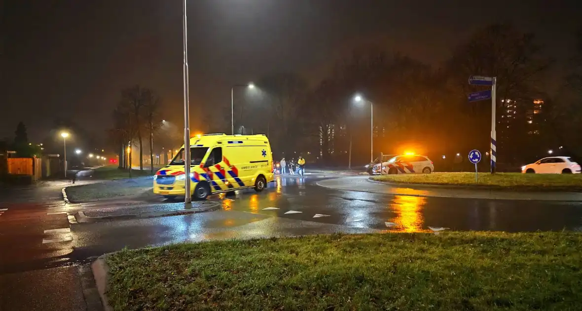 Fietser door auto geschept op rotonde - Foto 3