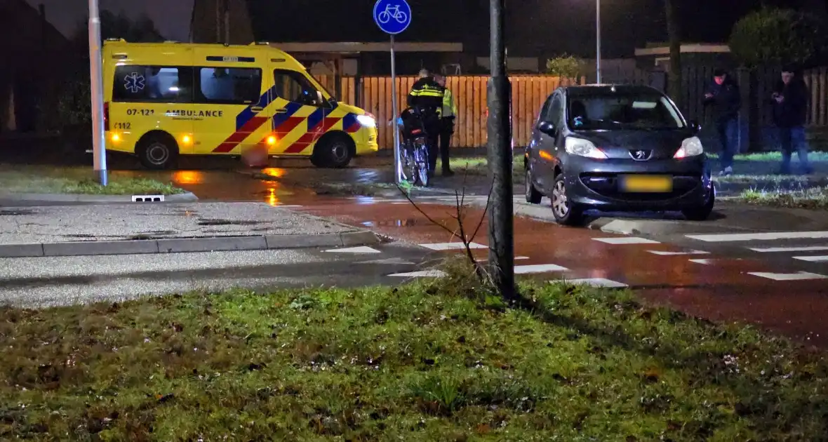 Fietser door auto geschept op rotonde - Foto 4