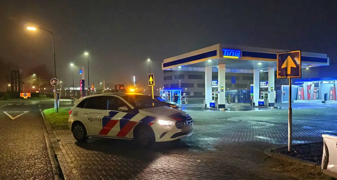 Brandweer doet onderzoek naar gaslucht bij tankstation