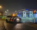 Brandweer doet onderzoek naar gaslucht bij tankstation