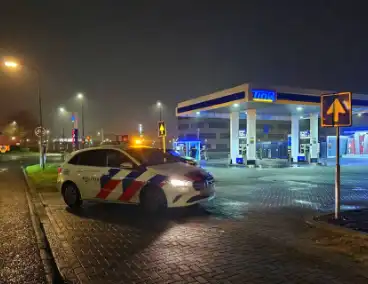 Brandweer doet onderzoek naar gaslucht bij tankstation