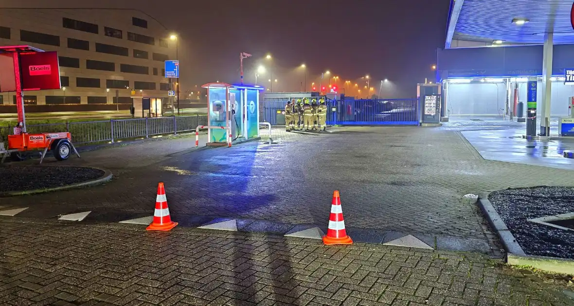 Brandweer doet onderzoek naar gaslucht bij tankstation - Foto 2