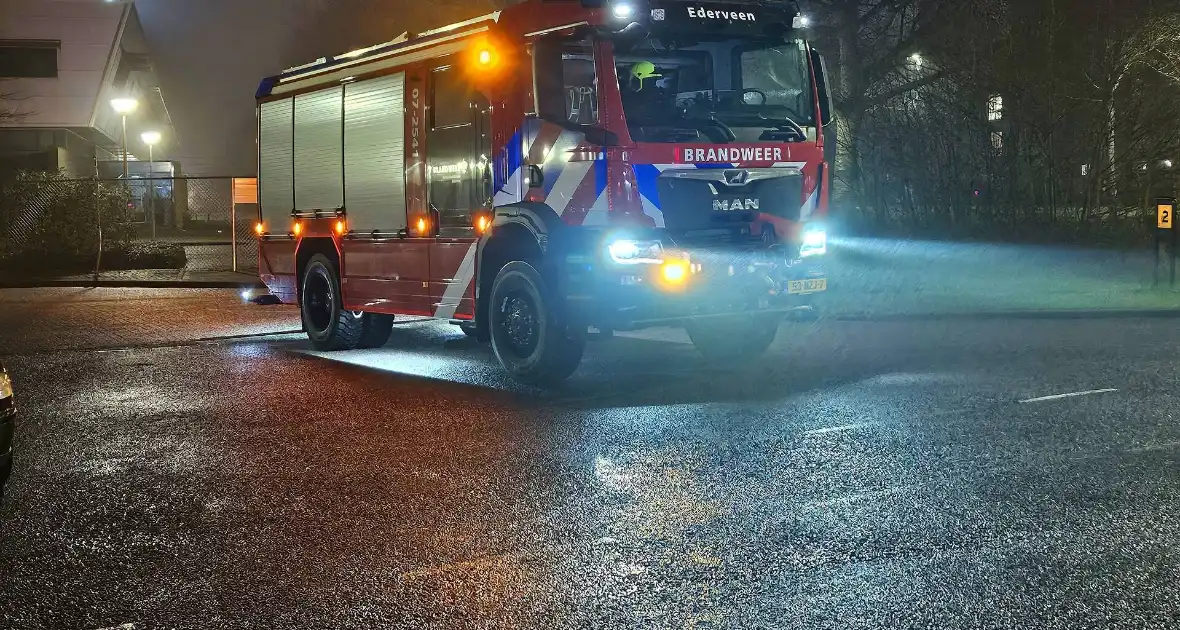 Brandweer doet onderzoek naar gaslucht bij tankstation - Foto 3