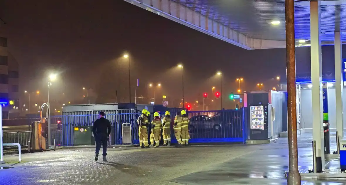 Brandweer doet onderzoek naar gaslucht bij tankstation - Foto 4