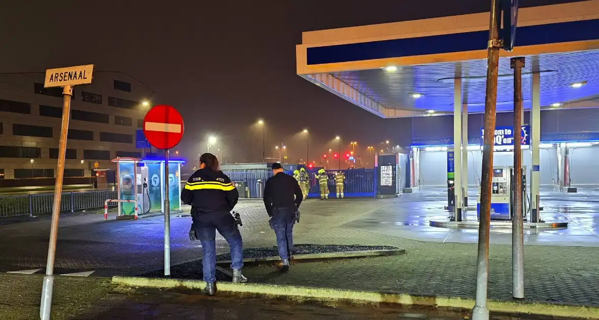 Brandweer doet onderzoek naar gaslucht bij tankstation - Foto 5