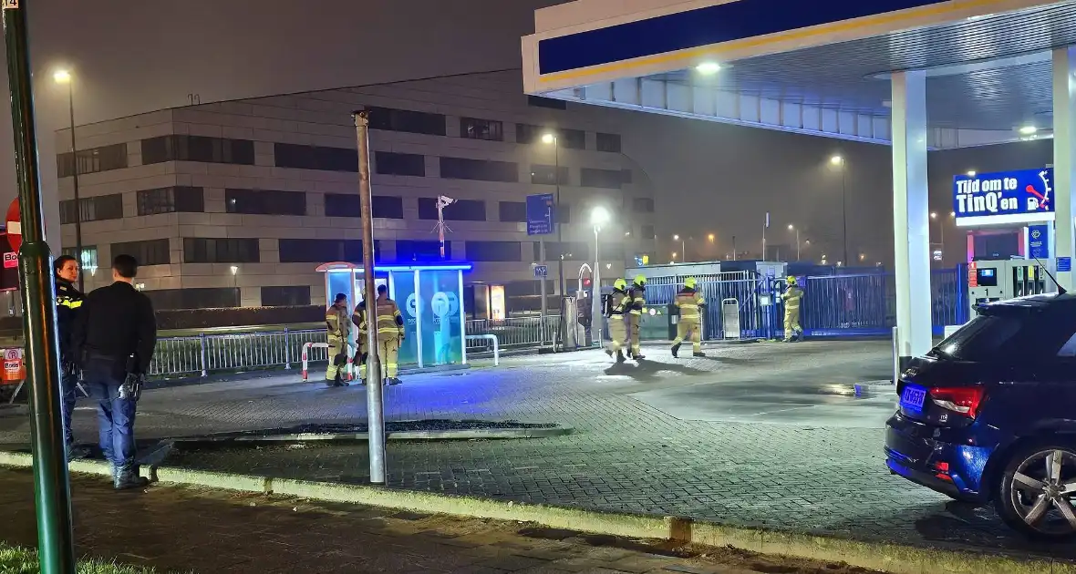 Brandweer doet onderzoek naar gaslucht bij tankstation - Foto 6