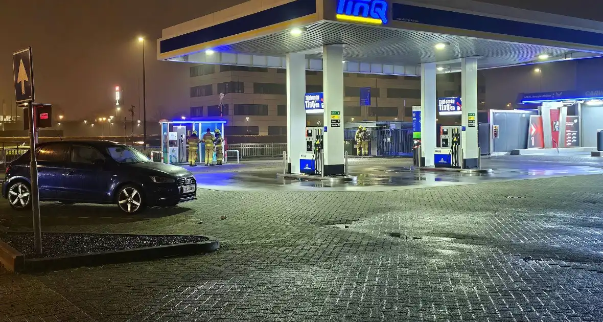 Brandweer doet onderzoek naar gaslucht bij tankstation - Foto 7