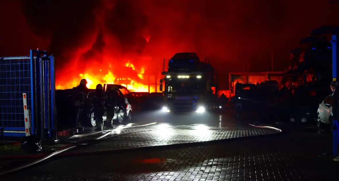 Brandweer blust brand bij autodemontage bedrijf - Foto 6