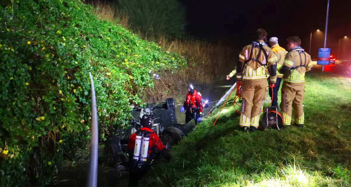 Voertuig op de kop in sloot, bestuurder spoorloos