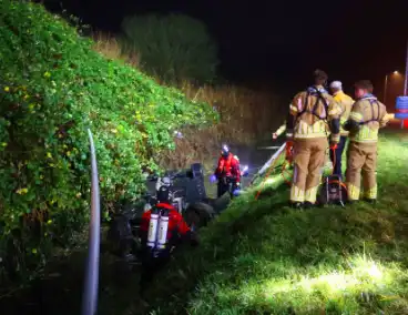 Voertuig op de kop in sloot, bestuurder spoorloos