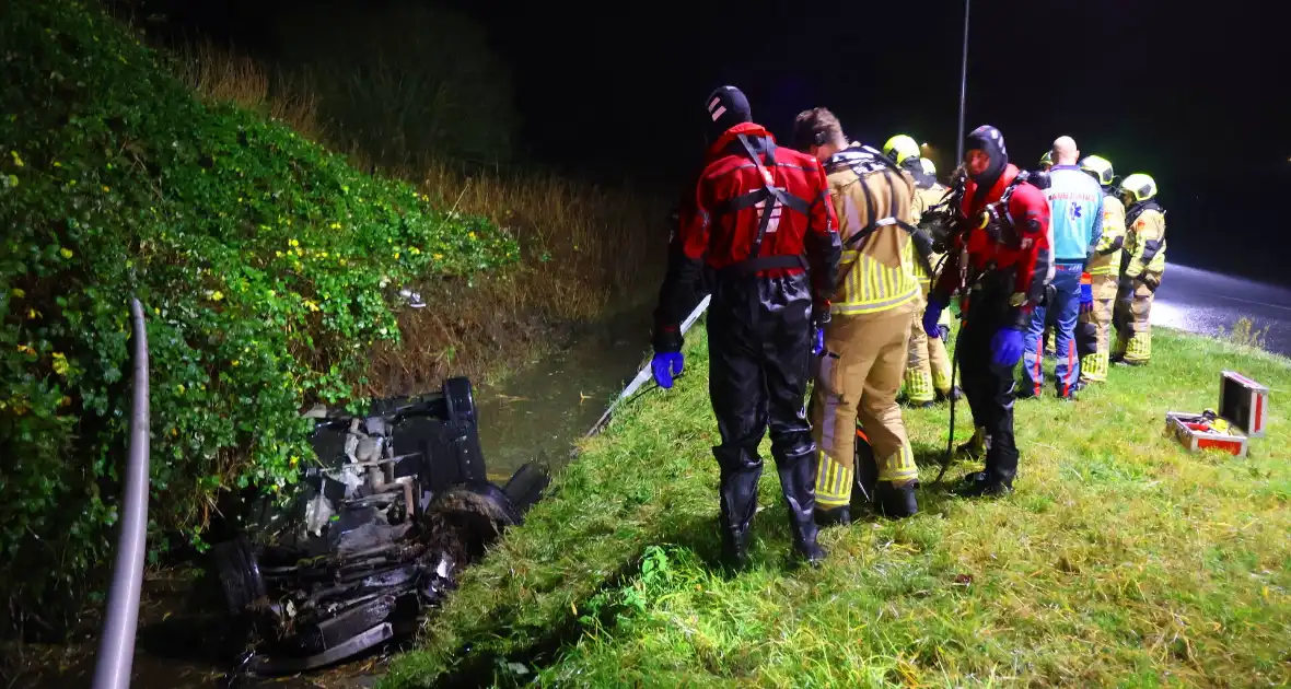 Voertuig op de kop in sloot, bestuurder spoorloos - Foto 1