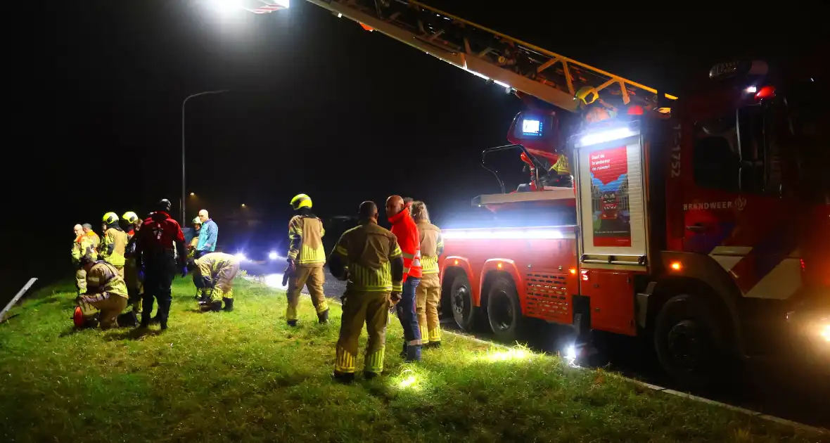 Voertuig op de kop in sloot, bestuurder spoorloos - Foto 10