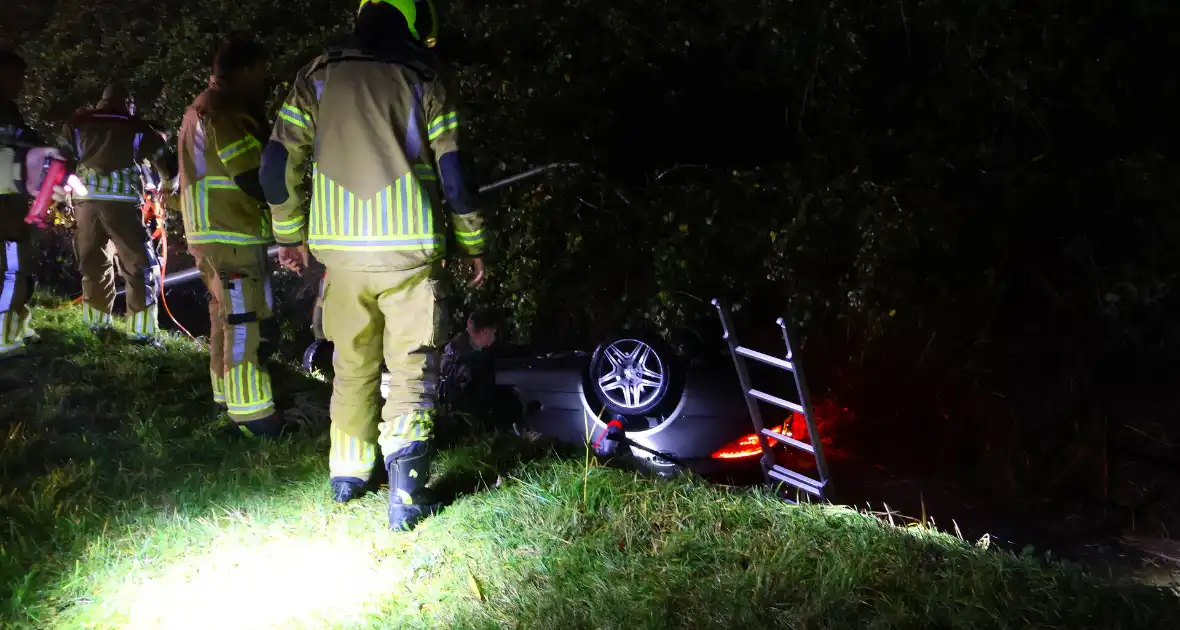 Voertuig op de kop in sloot, bestuurder spoorloos - Foto 12