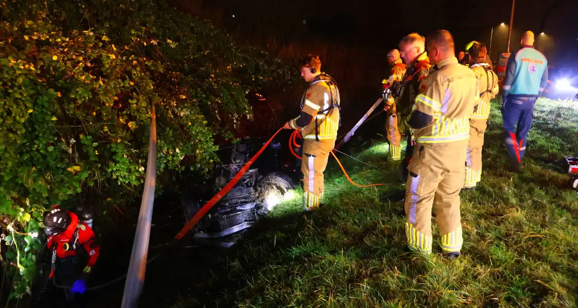 Voertuig op de kop in sloot, bestuurder spoorloos - Foto 13