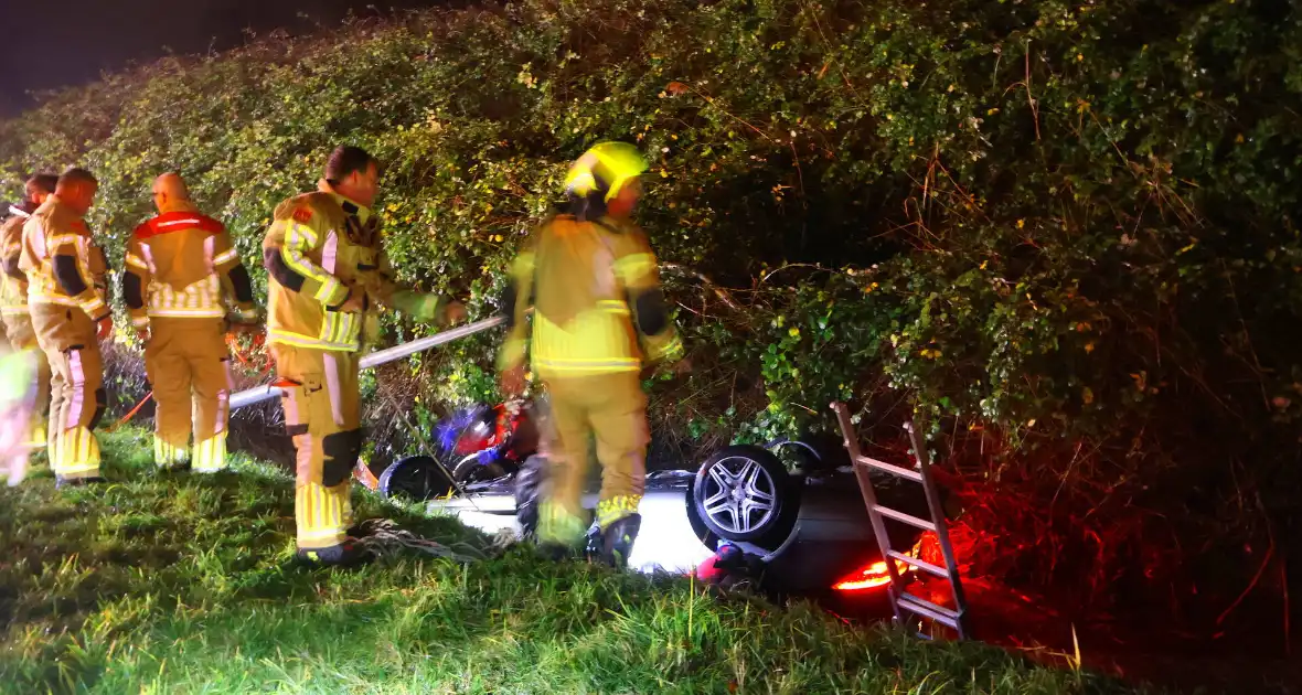 Voertuig op de kop in sloot, bestuurder spoorloos - Foto 16