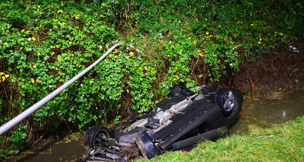 Voertuig op de kop in sloot, bestuurder spoorloos - Foto 4