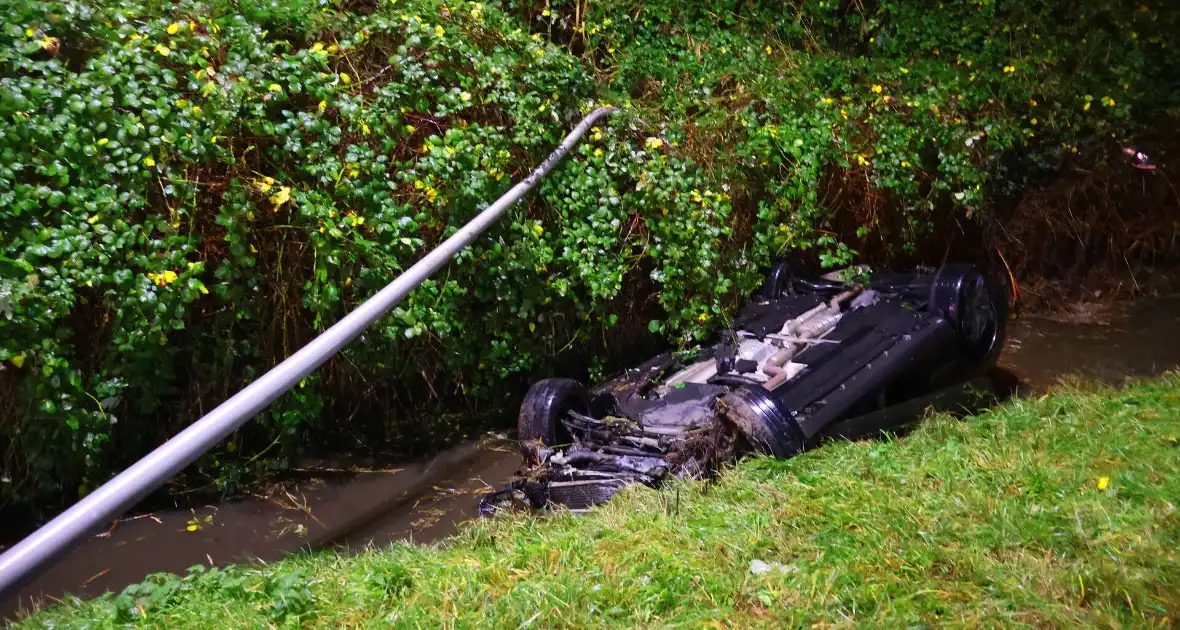 Voertuig op de kop in sloot, bestuurder spoorloos - Foto 6