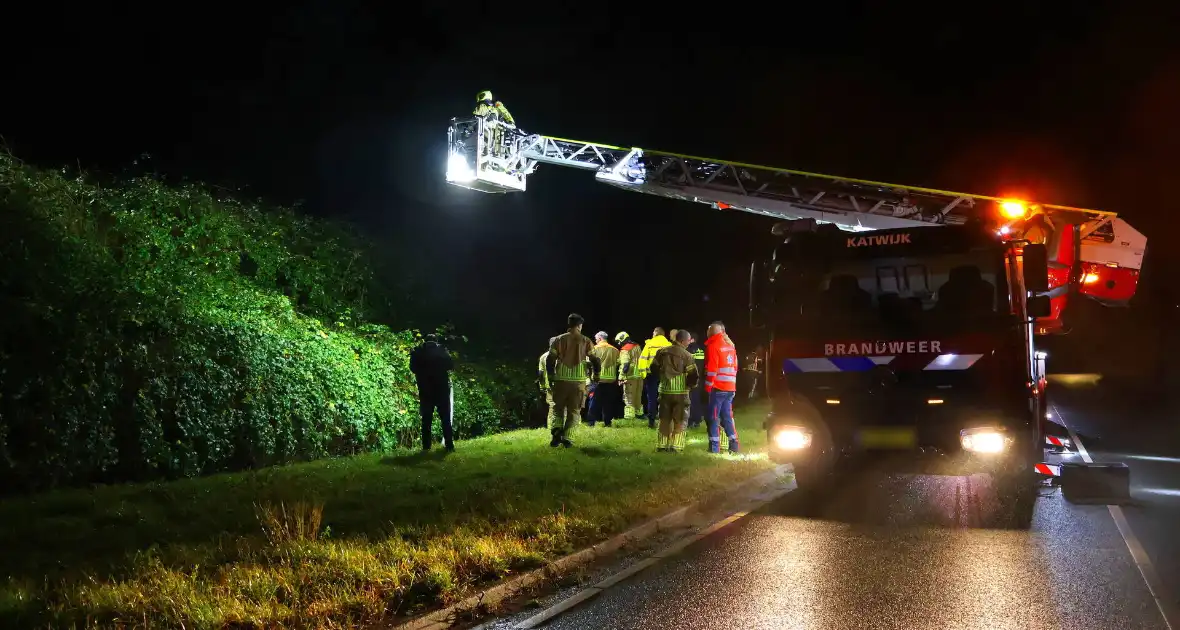 Voertuig op de kop in sloot, bestuurder spoorloos - Foto 8