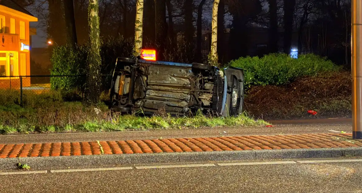 Auto vliegt uit de bocht en belandt op zijkant