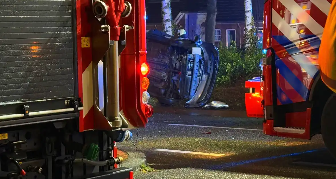 Auto vliegt uit de bocht en belandt op zijkant - Foto 10