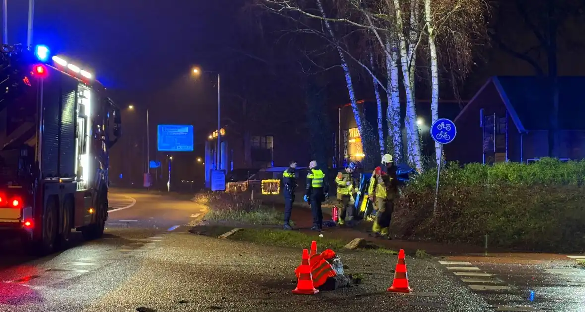 Auto vliegt uit de bocht en belandt op zijkant - Foto 11