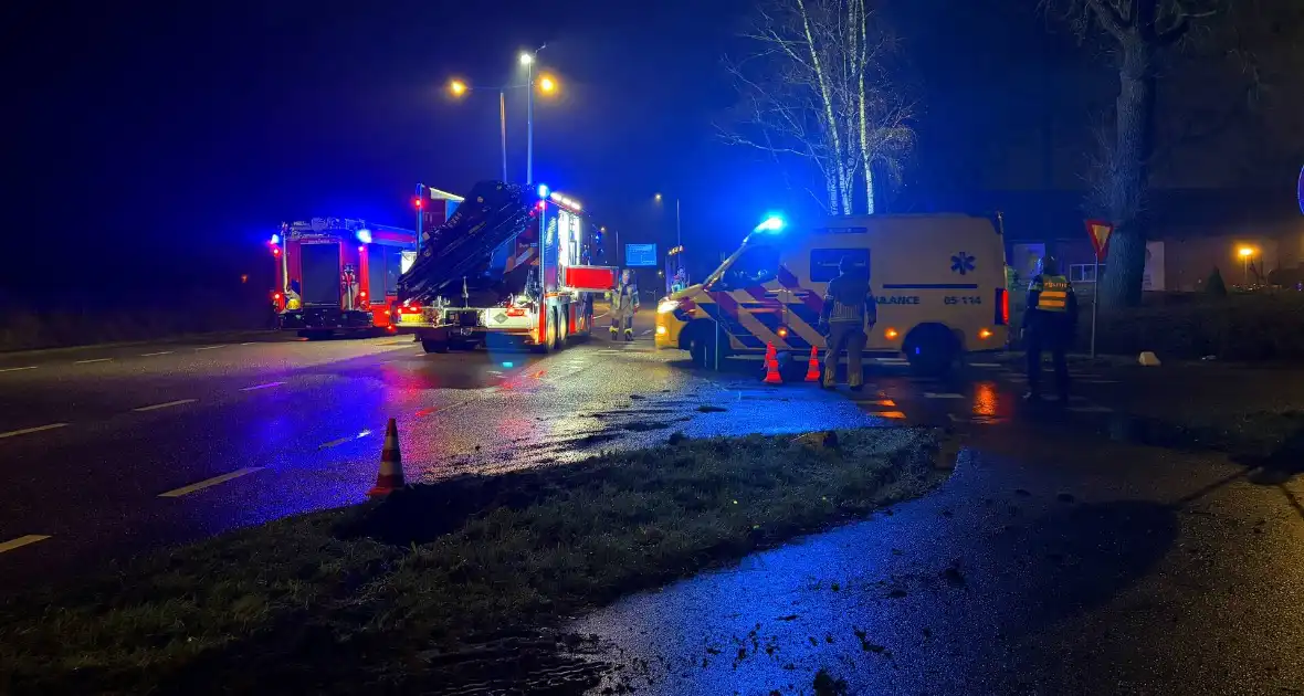 Auto vliegt uit de bocht en belandt op zijkant - Foto 12