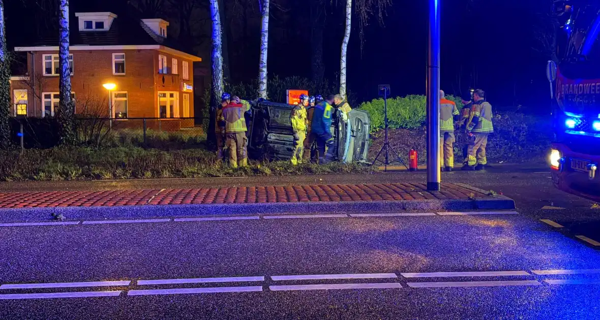 Auto vliegt uit de bocht en belandt op zijkant - Foto 13