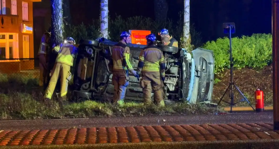 Auto vliegt uit de bocht en belandt op zijkant - Foto 14