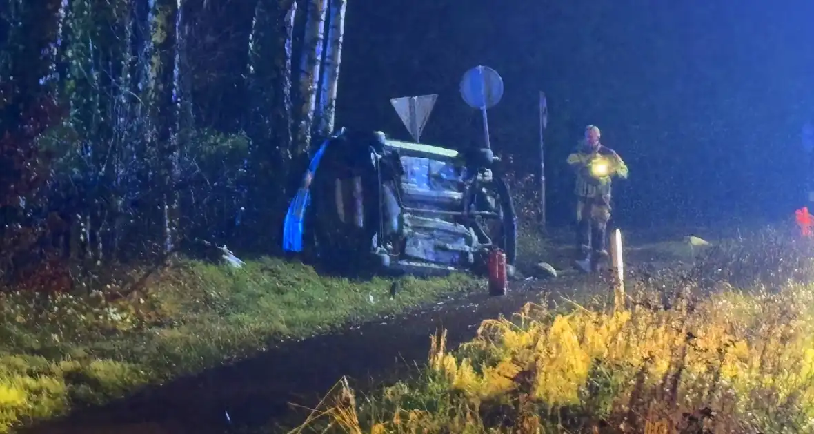 Auto vliegt uit de bocht en belandt op zijkant - Foto 3