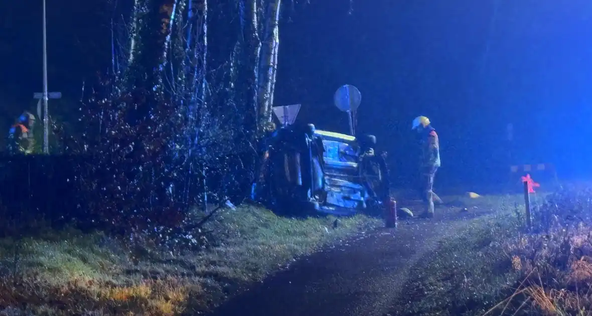 Auto vliegt uit de bocht en belandt op zijkant - Foto 4