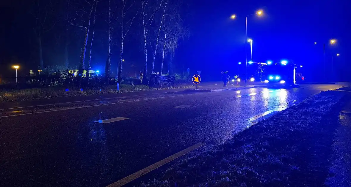 Auto vliegt uit de bocht en belandt op zijkant - Foto 5