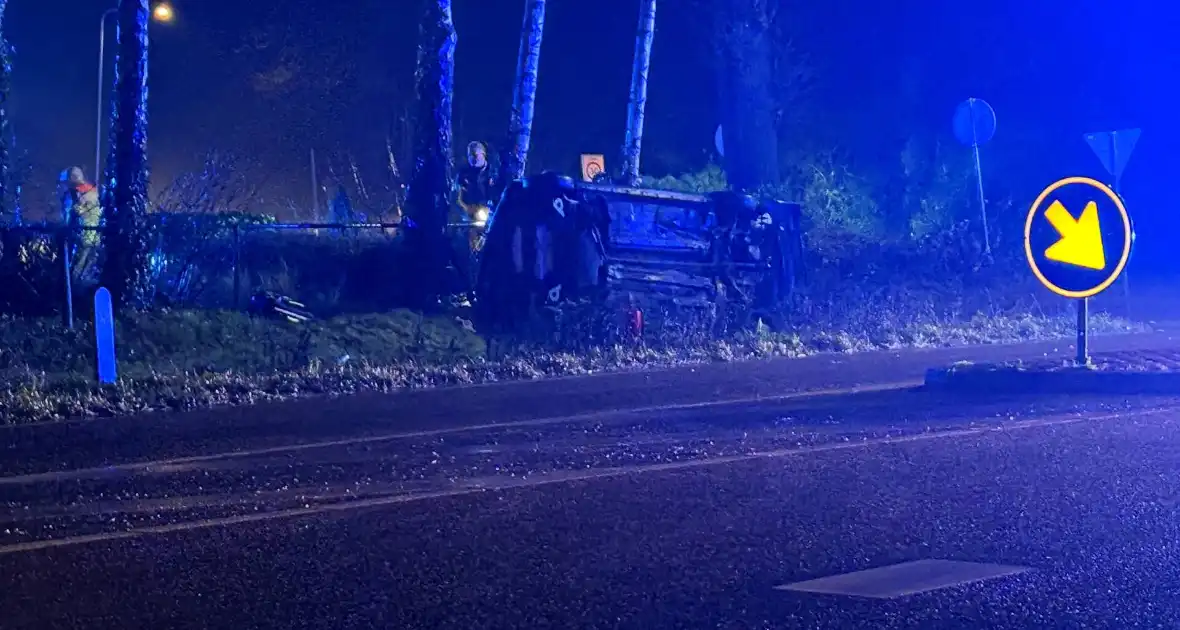 Auto vliegt uit de bocht en belandt op zijkant - Foto 6