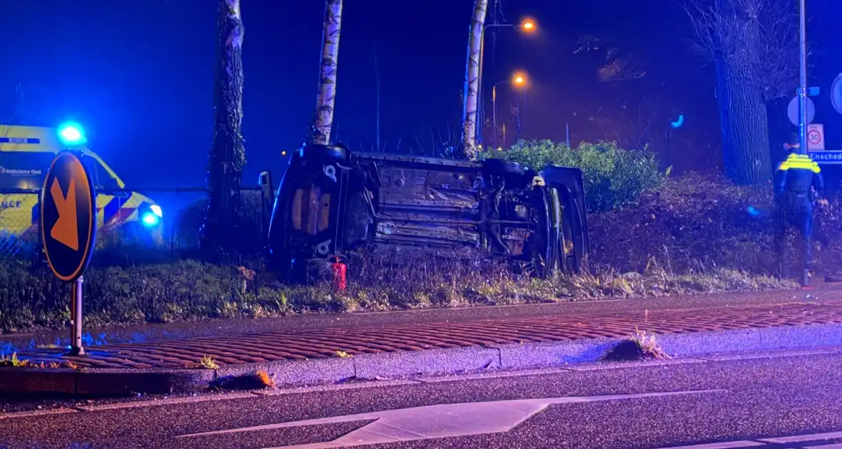 Auto vliegt uit de bocht en belandt op zijkant - Foto 7