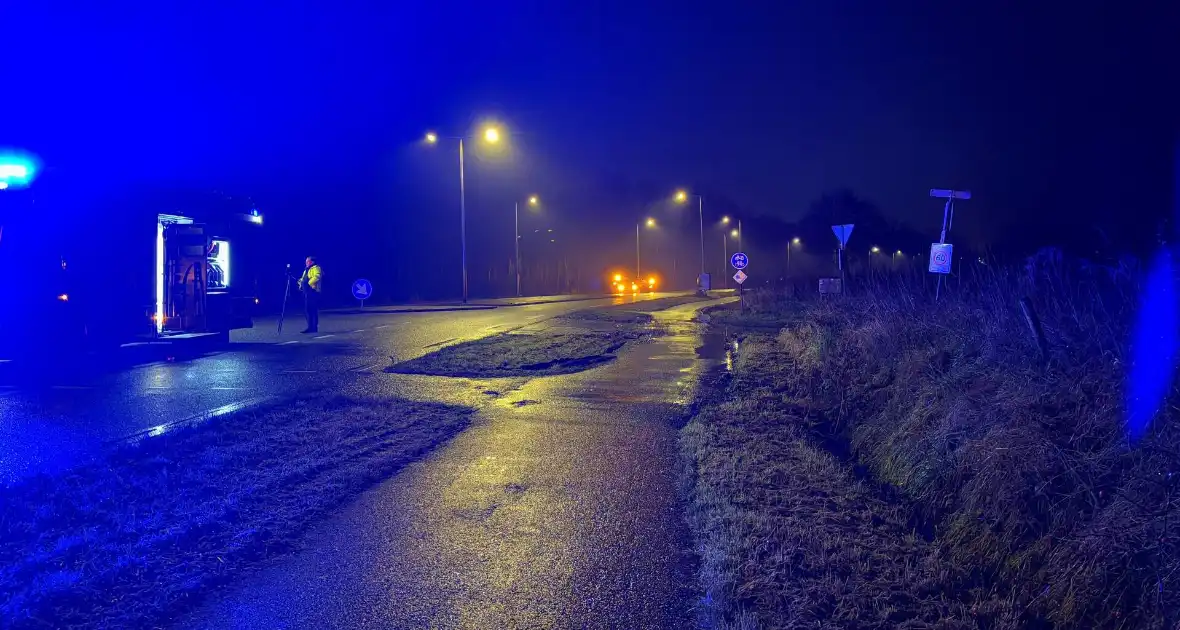 Auto vliegt uit de bocht en belandt op zijkant - Foto 8