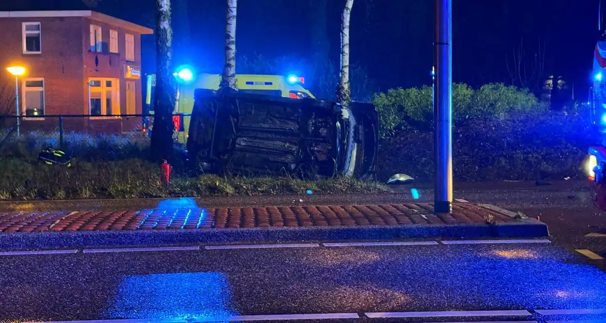 Auto vliegt uit de bocht en belandt op zijkant - Foto 9