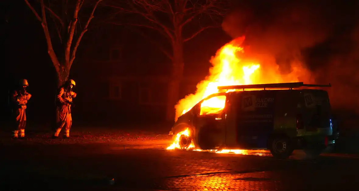 Twee voertuigen verloren bij fikse brand