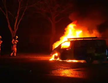 Twee voertuigen verloren bij fikse brand