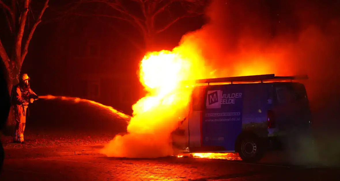 Twee voertuigen verloren bij fikse brand - Foto 6