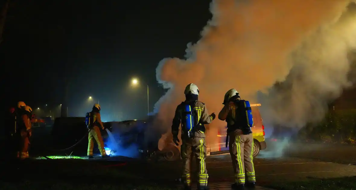 Twee voertuigen verloren bij fikse brand - Foto 8