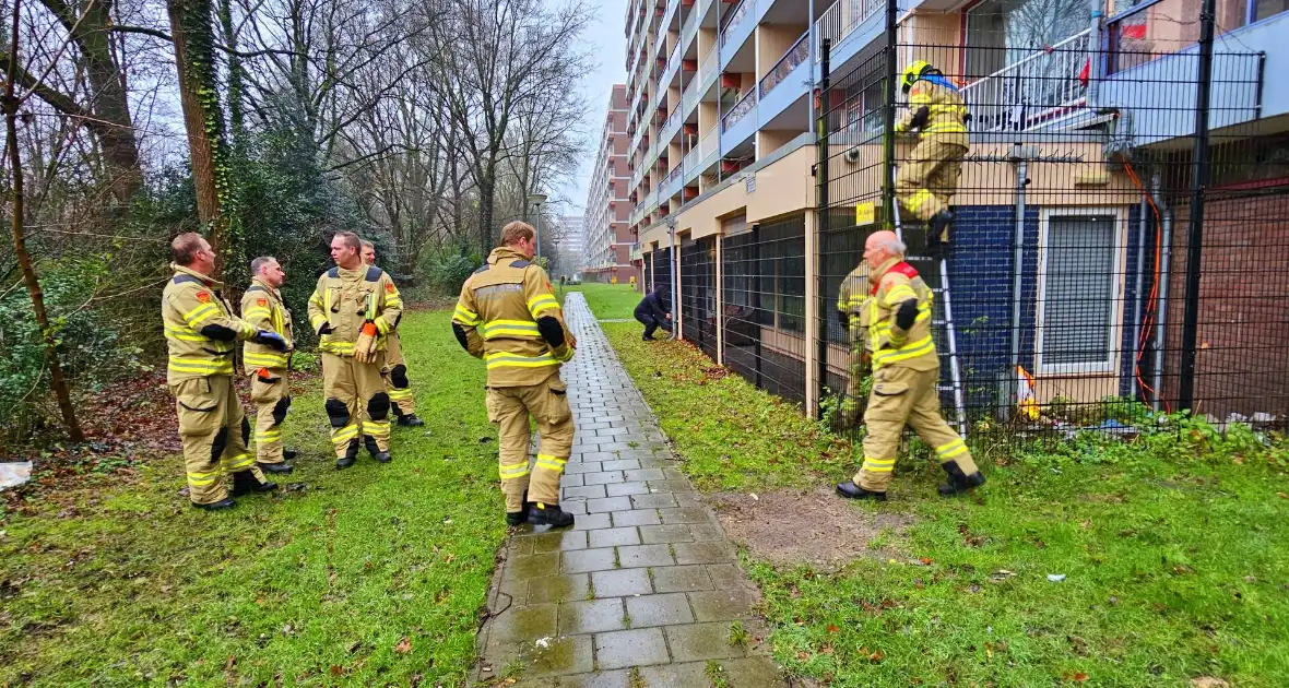 Kat bevrijdt uit benarde positie - Foto 3