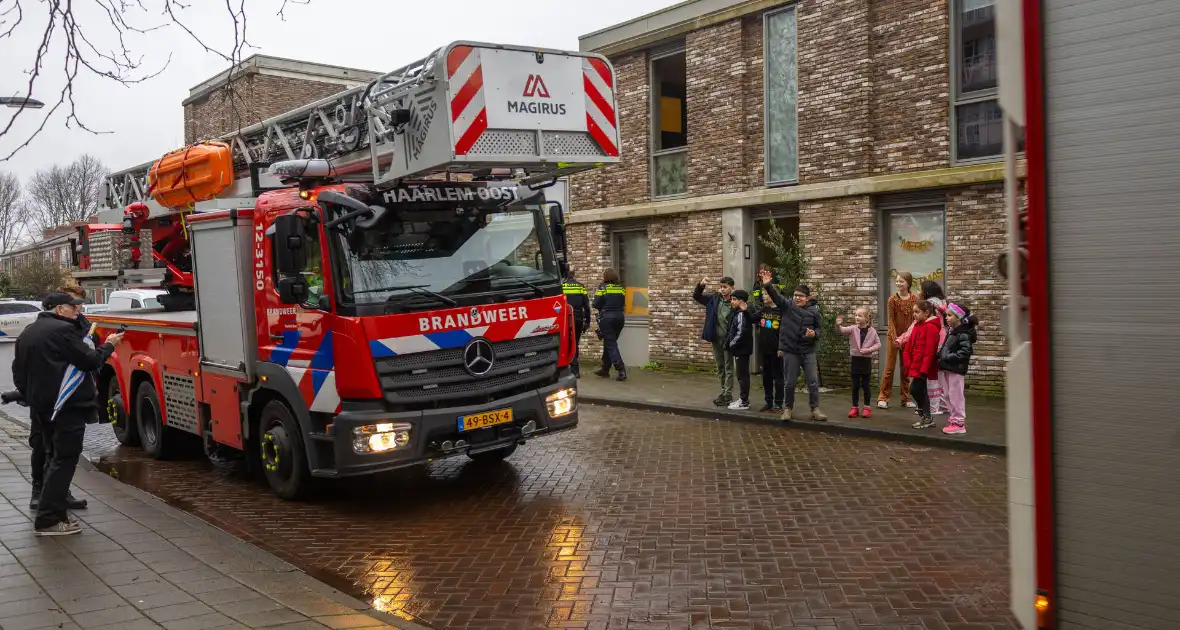 Bewoner gewond naar ziekenhuis na woningbrand - Foto 1