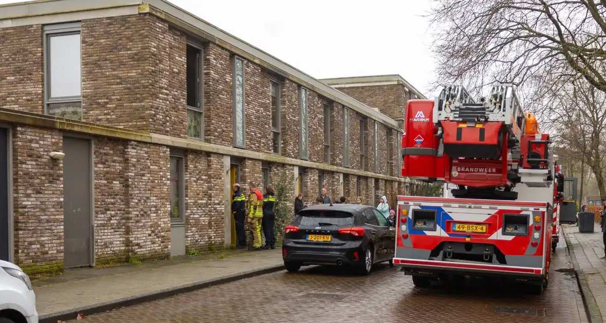 Bewoner gewond naar ziekenhuis na woningbrand - Foto 2