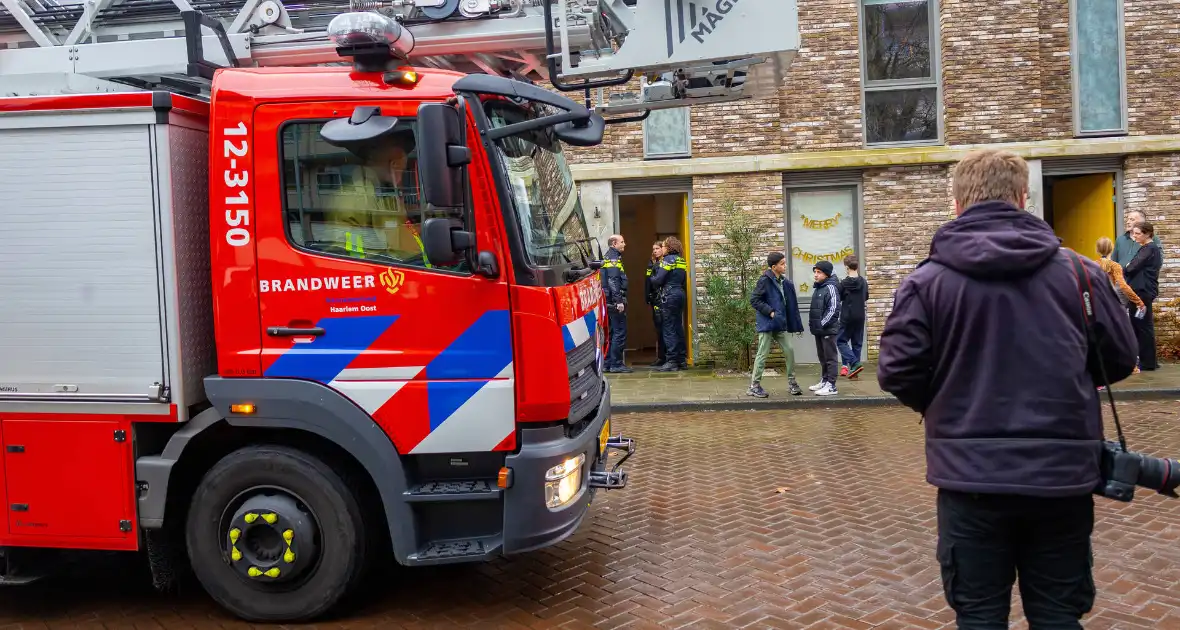 Bewoner gewond naar ziekenhuis na woningbrand - Foto 3