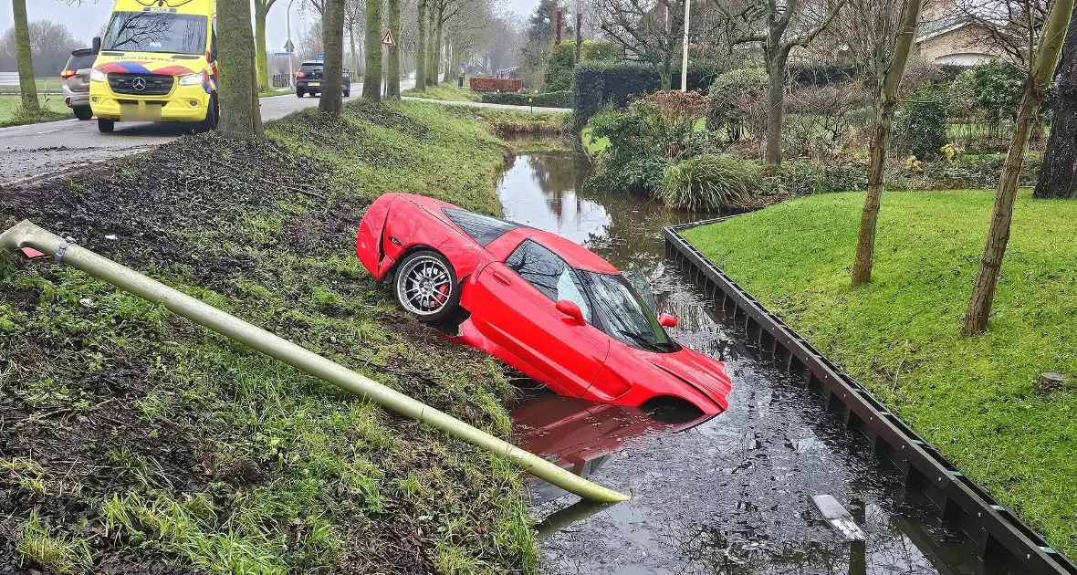 Sportwagen botst tegen boom en belandt in sloot