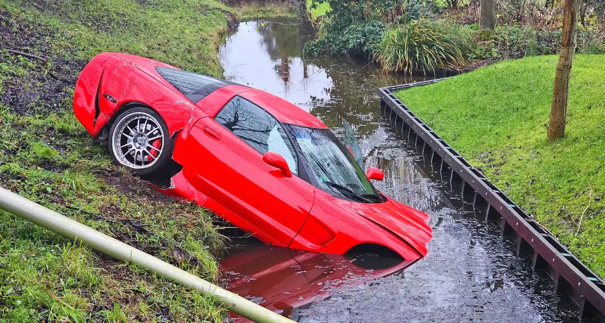 Sportwagen botst tegen boom en belandt in sloot - Foto 1