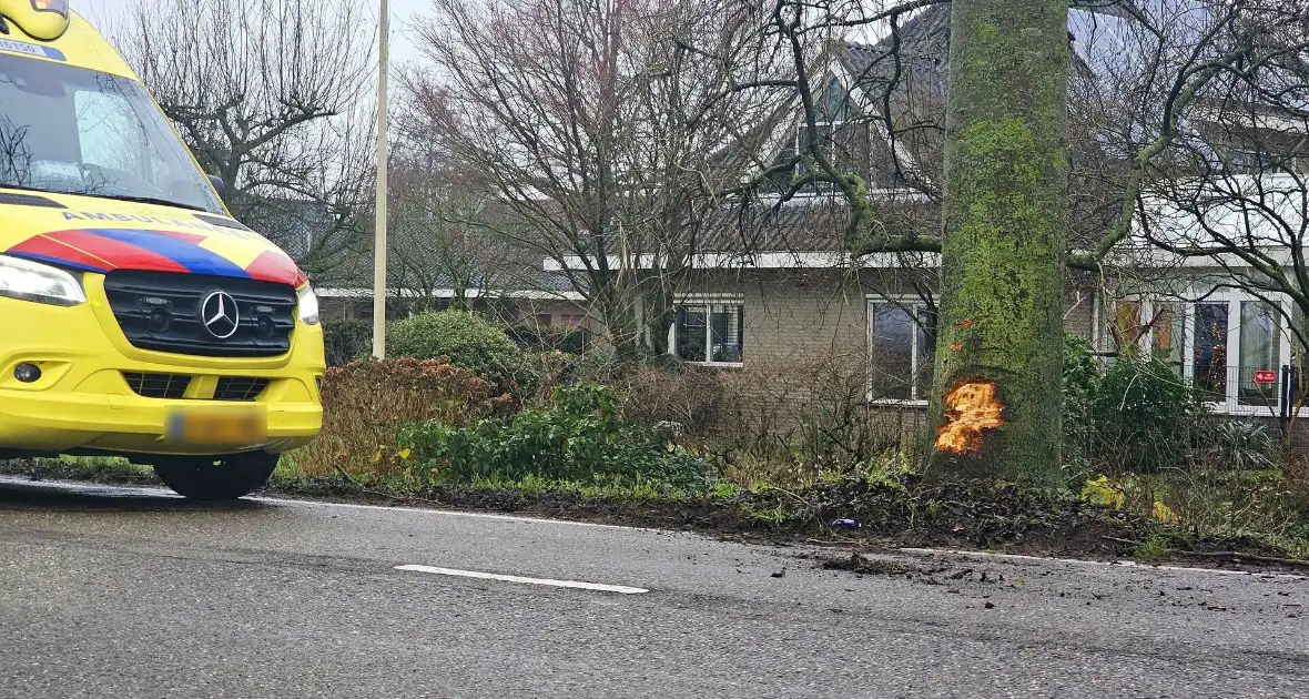 Sportwagen botst tegen boom en belandt in sloot - Foto 2